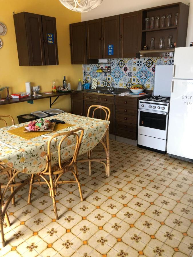 Hostel Beach House Giardini-Naxos Extérieur photo